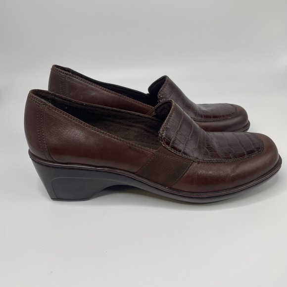 Clarks Womens Shoes Size 7.5 Brown Leather Slip On Loafer Croc Print - Picture 4 of 15